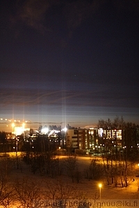 Keinovalopilareita